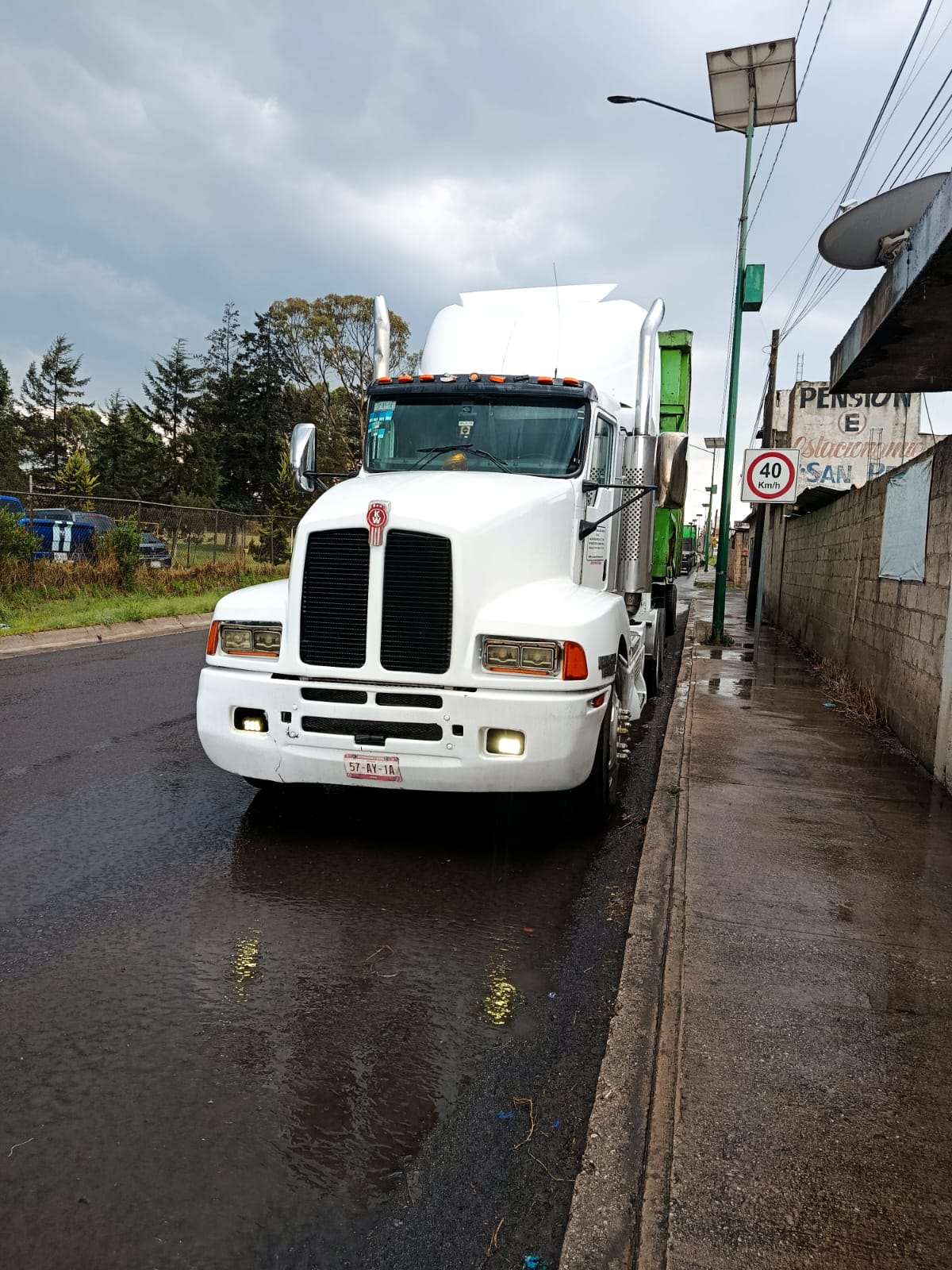 Unidad de transporte de T-SAR Logística realizando operaciones de cobertura regional y nacional