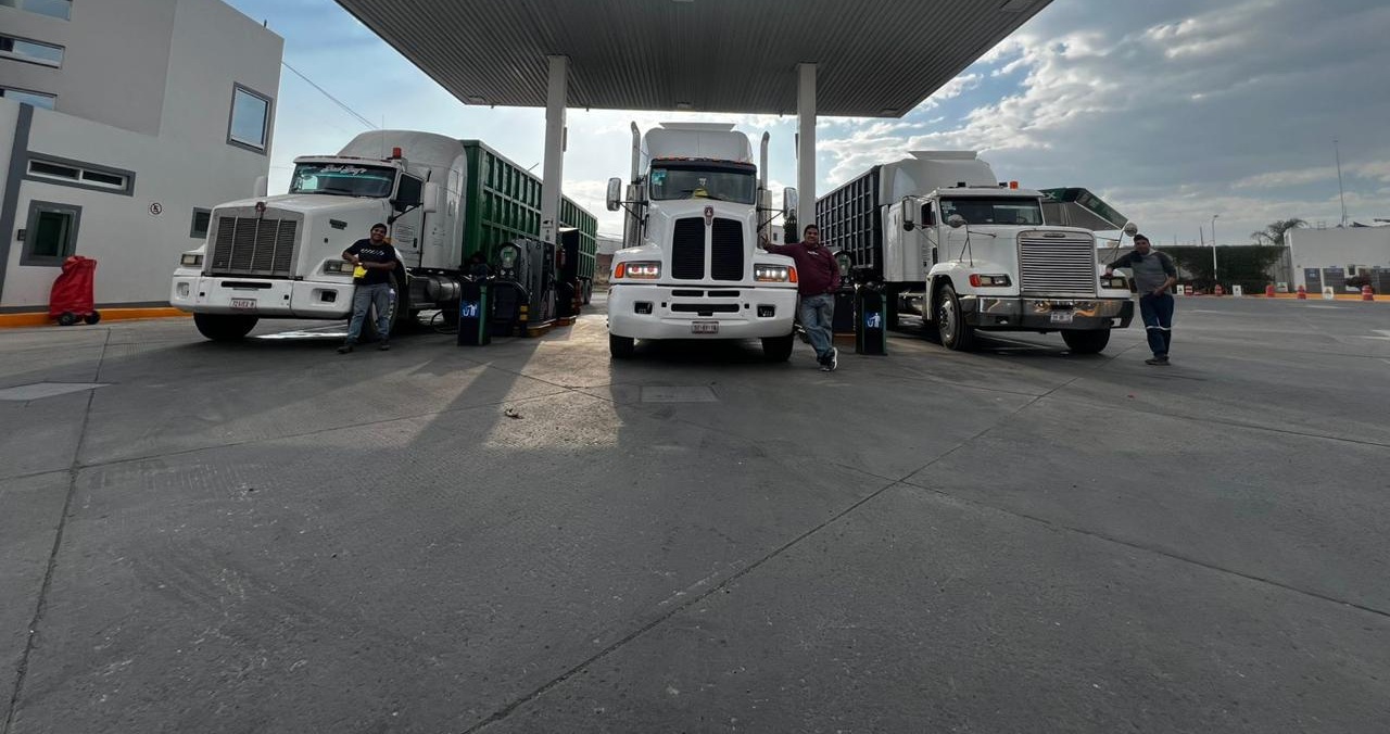 Tractocamión de T-SAR Logística en operación